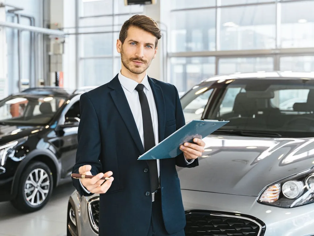 Conseiller Square Car dans l'agence de location